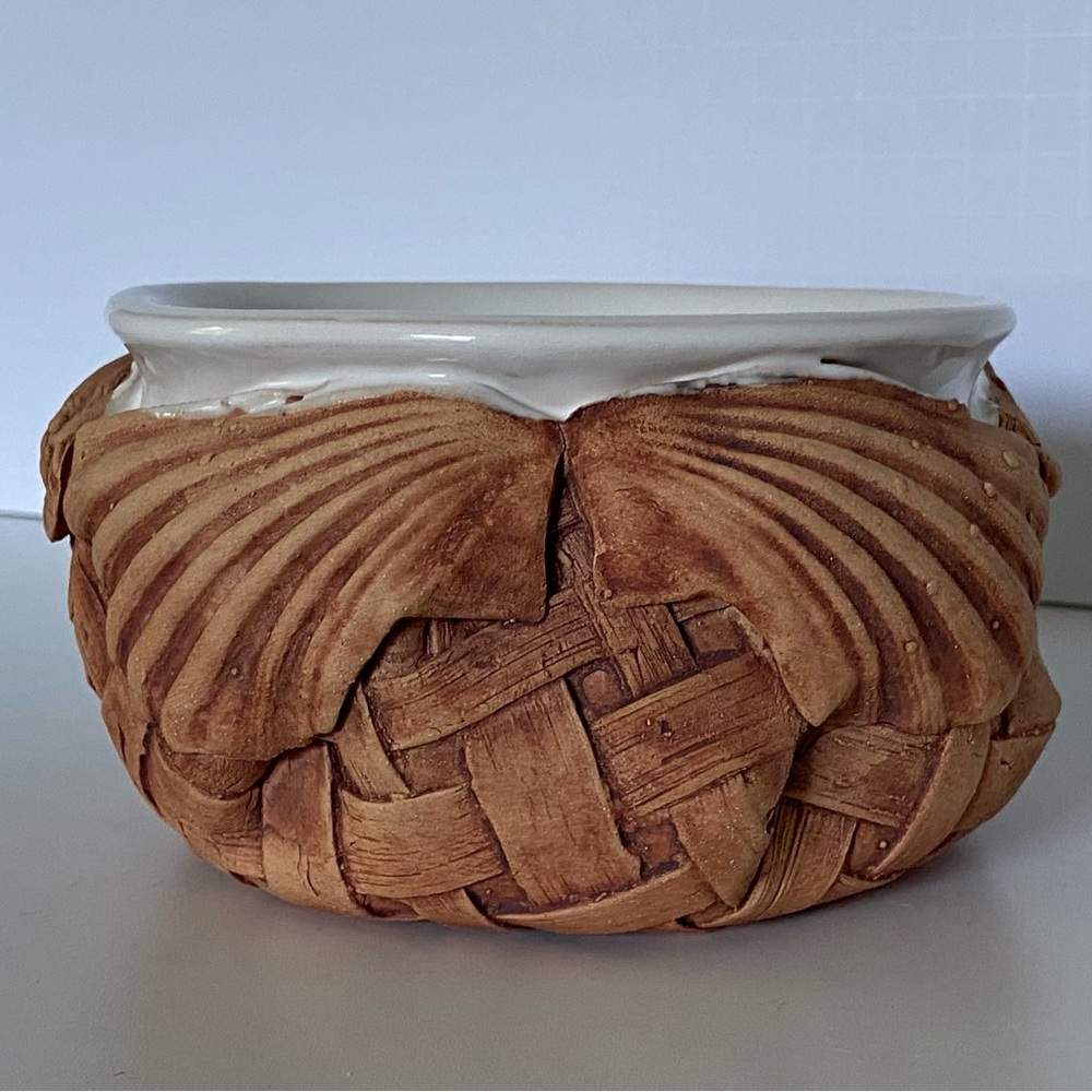 Charlestowne Porcelaine Art Pottery Bowl Leo and Karin Villarom Fish Theme White - Picture 3 of 15